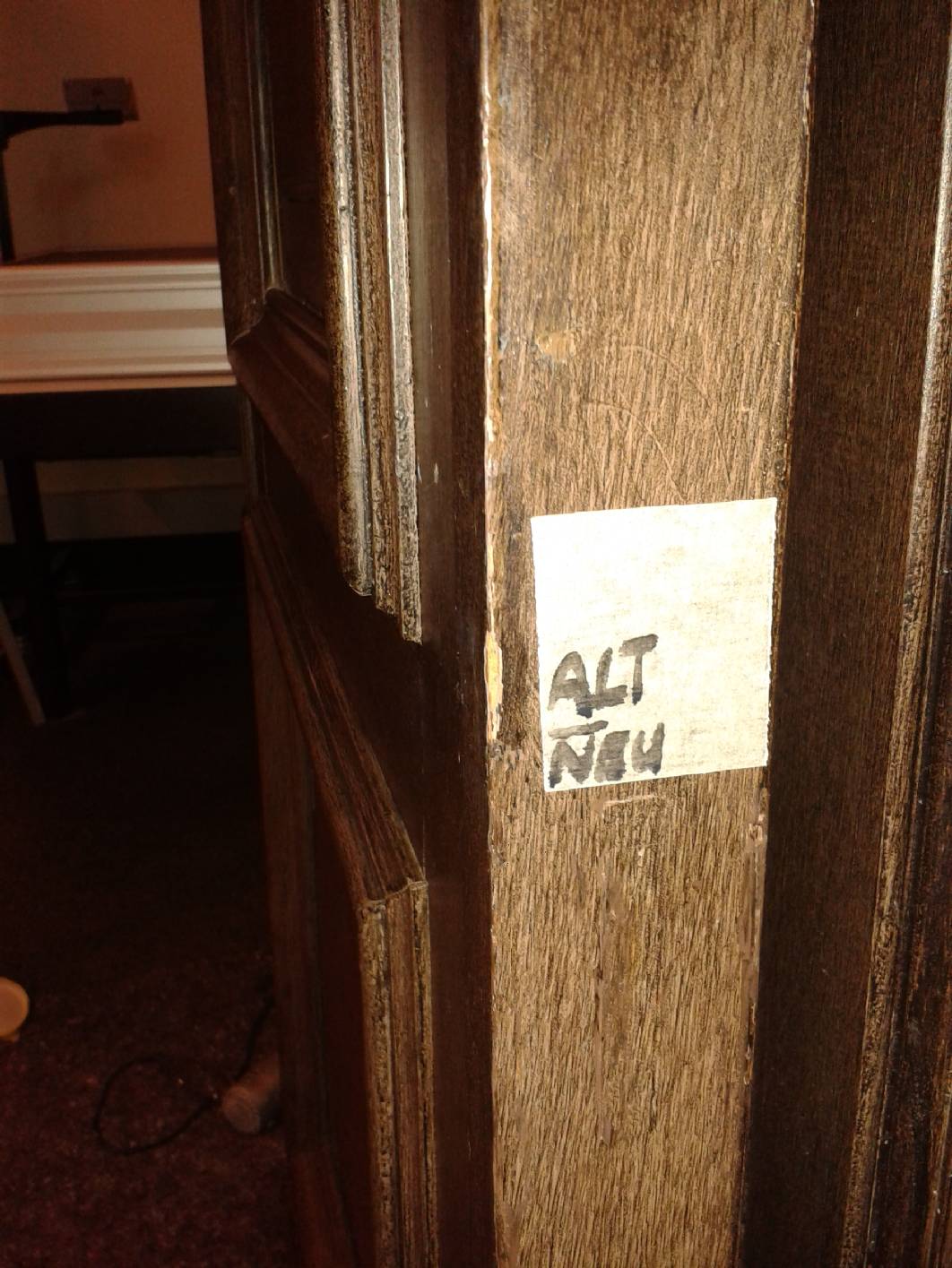 Vor der Restaurierung der Holzimitation / Holzmalerei von Malermeister Schimpf exklusive Malerarbeiten wurde für das Architektenbüro und der begleitenden Unteren Denkmalbehörde als begleitender Restaurator ein Muster an einer Altbau Tür angebracht.  Das Muster wurde in Mehreren Lasurtechniken als Retusche aufgebracht.